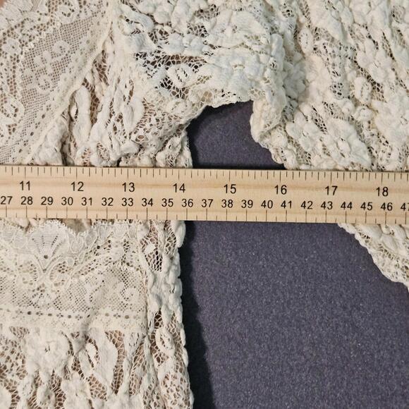 Cabi Blouse Top Women's Medium Beige Nylon Stretch V-Neck Lace Detail Pullover - Picture 4 of 5